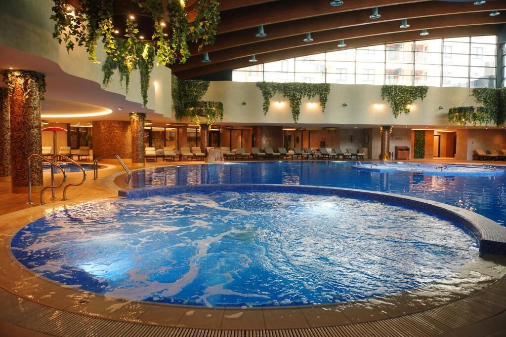 2 indoor pools