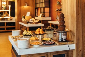 Free daily buffet breakfast 