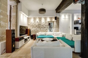 Living area - Vrbo Property (Paris)