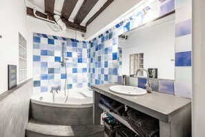 Bathroom - Vrbo Property (Paris)