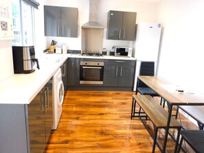 Fridge, microwave, oven, stovetop - NEW - Large Fully Renovated House in East Kilbride (East Kilbride)
