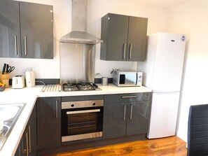 Frigorífico, microondas, horno y placa de cocina