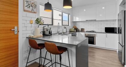 Modern townhouse Steps to Christies beach front 3br2bth
