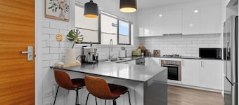 Modern townhouse Steps to Christies beach front 3br2bth