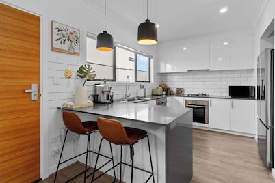 Modern townhouse Steps to Christies beach front 3br2bth