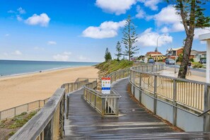 On the beach - Modern lifestyle Steps to beach front 3br2bth (Christies Beach)