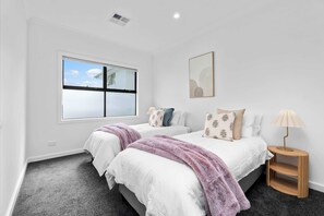 3 bedrooms, iron/ironing board, WiFi, bed sheets - Modern lifestyle Steps to beach front 3br2bth (Christies Beach)
