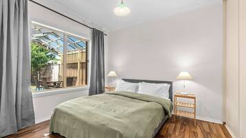 5 habitaciones, tabla de planchar con plancha, wifi y ropa de cama