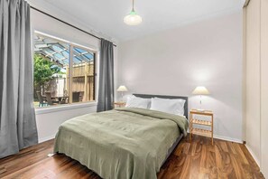 5 bedrooms, iron/ironing board, WiFi, bed sheets