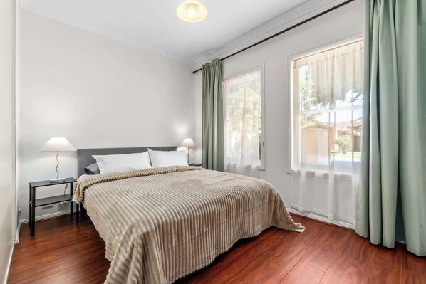 5 bedrooms, iron/ironing board, WiFi, bed sheets