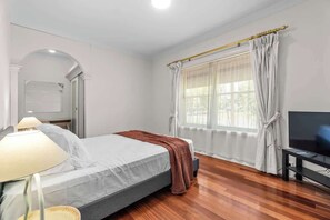 5 habitaciones, tabla de planchar con plancha, wifi y ropa de cama 