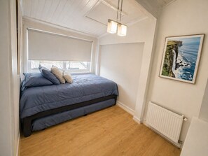 6 bedrooms, iron/ironing board, WiFi, bed sheets