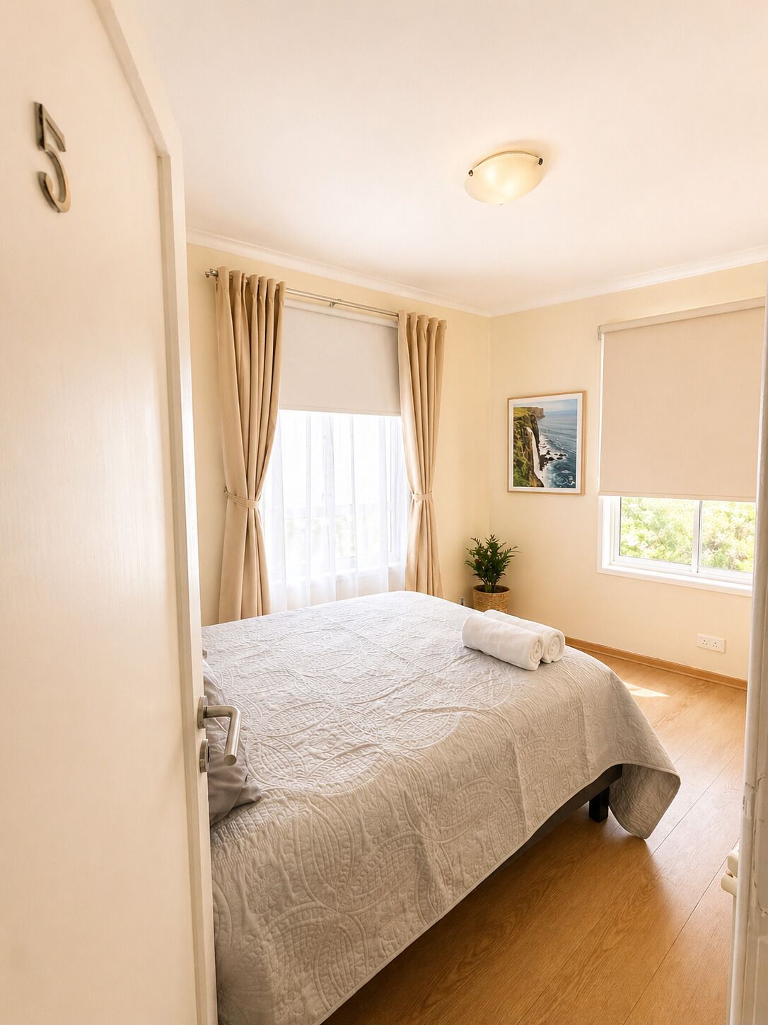 6 bedrooms, iron/ironing board, WiFi, bed sheets
