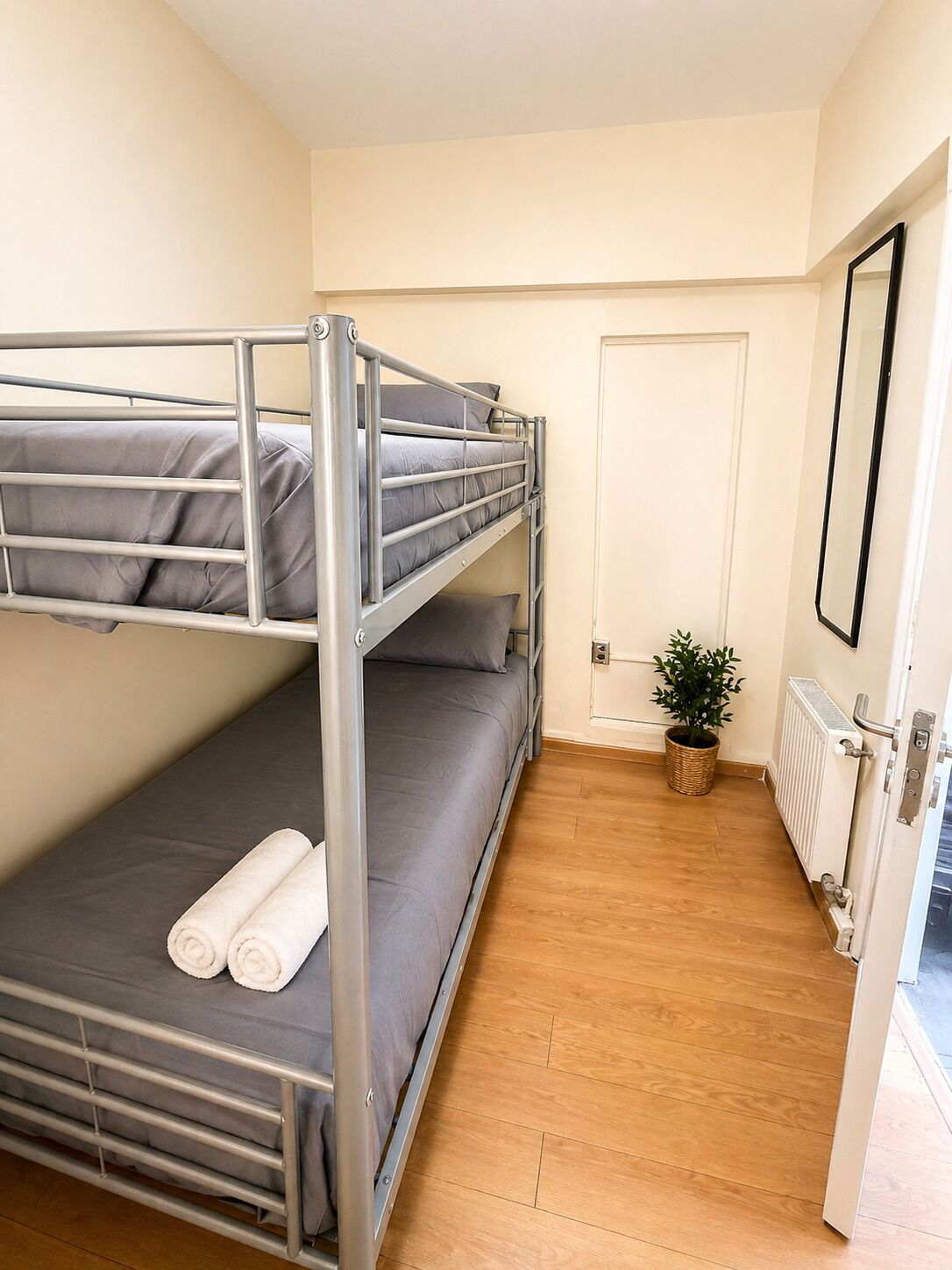 6 bedrooms, iron/ironing board, WiFi, bed sheets
