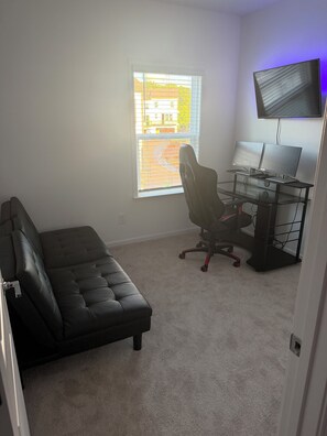Living area - Spacious 4- bedroom Charlotte abode (Charlotte)