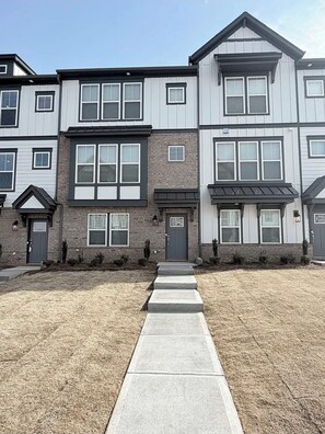 Exterior - Spacious 4- bedroom Charlotte abode (Charlotte)