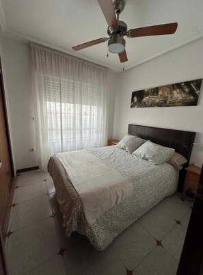 3 slaapkamers, een strijkplank/strijkijzer, wifi, beddengoed