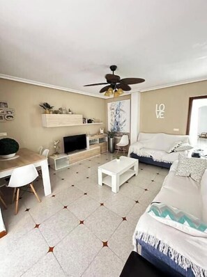 3 bedrooms, iron/ironing board, WiFi, bed sheets - Penthouse on the beach (Torrevieja)