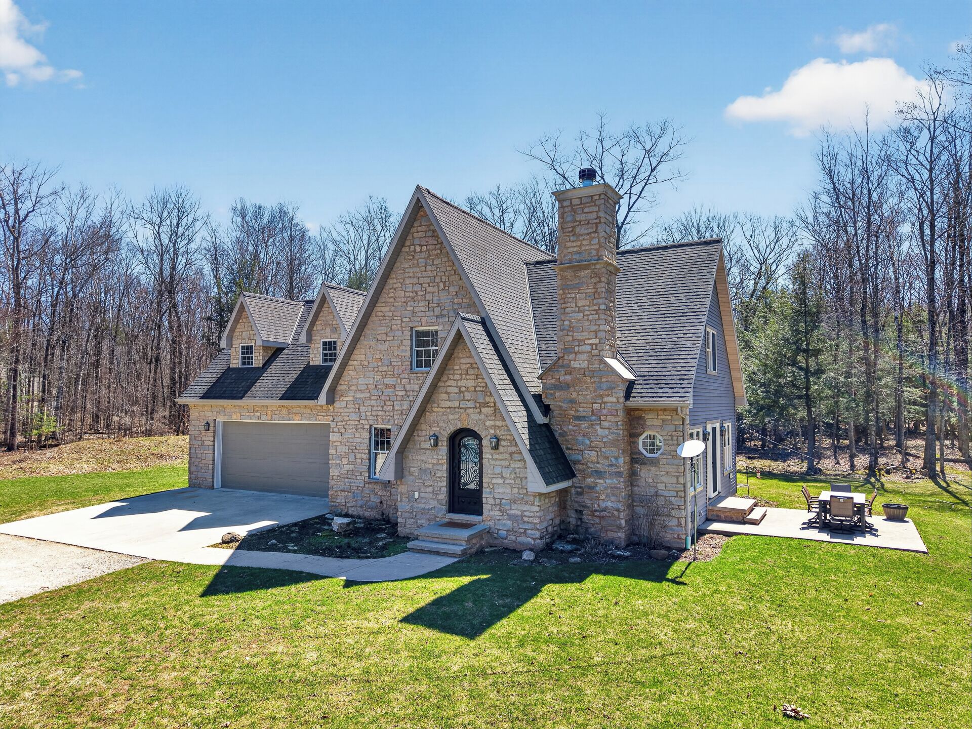 Welcome to The Woodland Retreat-Beautiful stone cottage nestled in peaceful wooded setting with spacious lawn