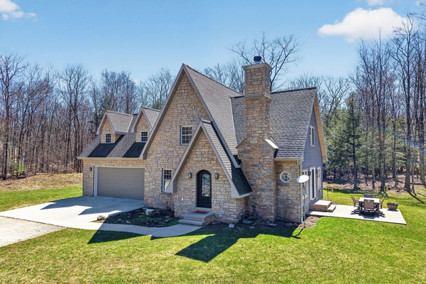 Welcome to The Woodland Retreat-Beautiful stone cottage nestled in peaceful wooded setting with spacious lawn