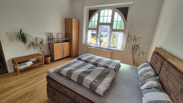 2 Schlafzimmer, Reisekinderbett, kostenloses WLAN, Bettwäsche