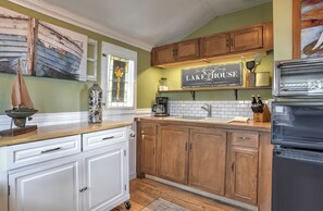 Fridge, microwave, coffee/tea maker, toaster - New Listing! Dog-Friendly Lake Cabin with Stunning Views, Deck, Grill (Bayfield)