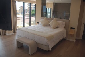 Quarto casal luxo, vista para a cidade | Espaço de trabalho para notebook, cortinas blackout