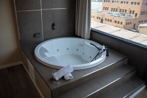 Quarto casal luxo, vista para a cidade | Banheiro | Banheira, produtos de toalete grátis, toalhas de banho, sabonete