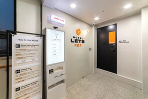 Reception - HOTEL LETS Pop (Seoul)