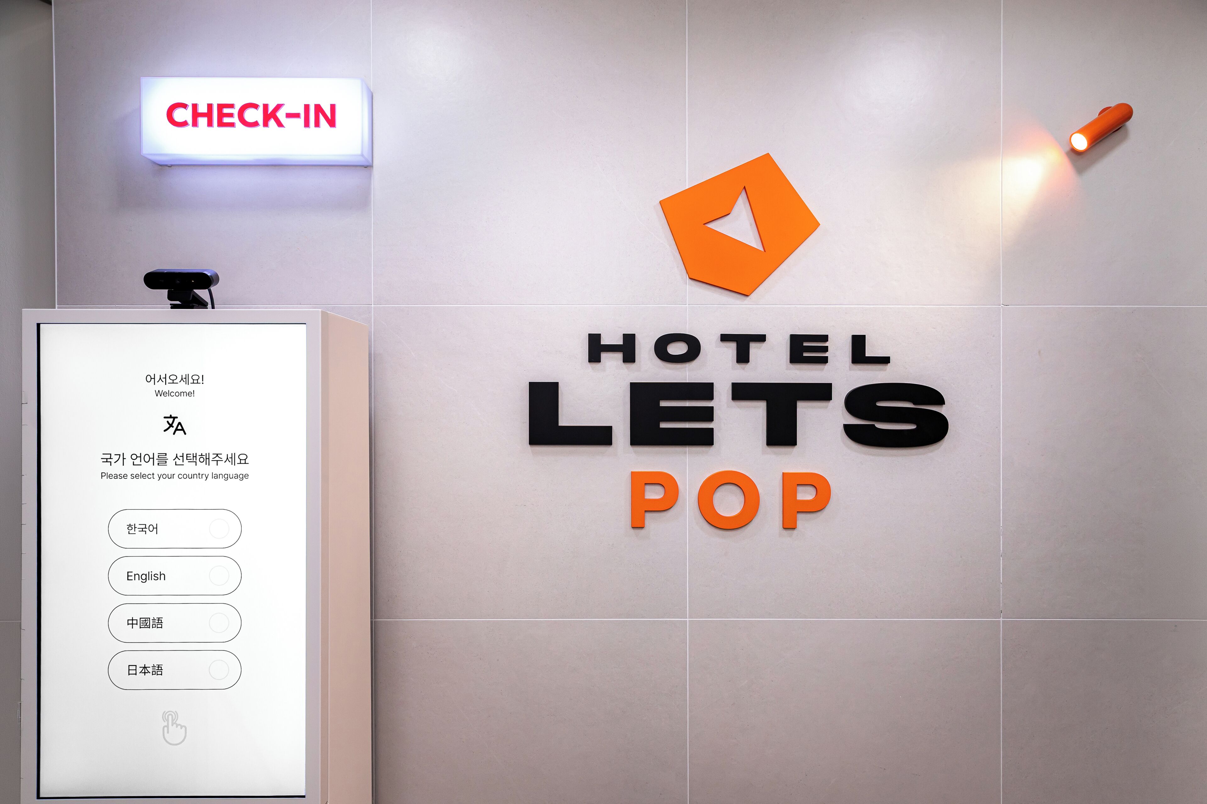Un letrero de hotel con la inscripción 'HOTEL LETS POP' y un cartel que dice 'CHECK-IN'.