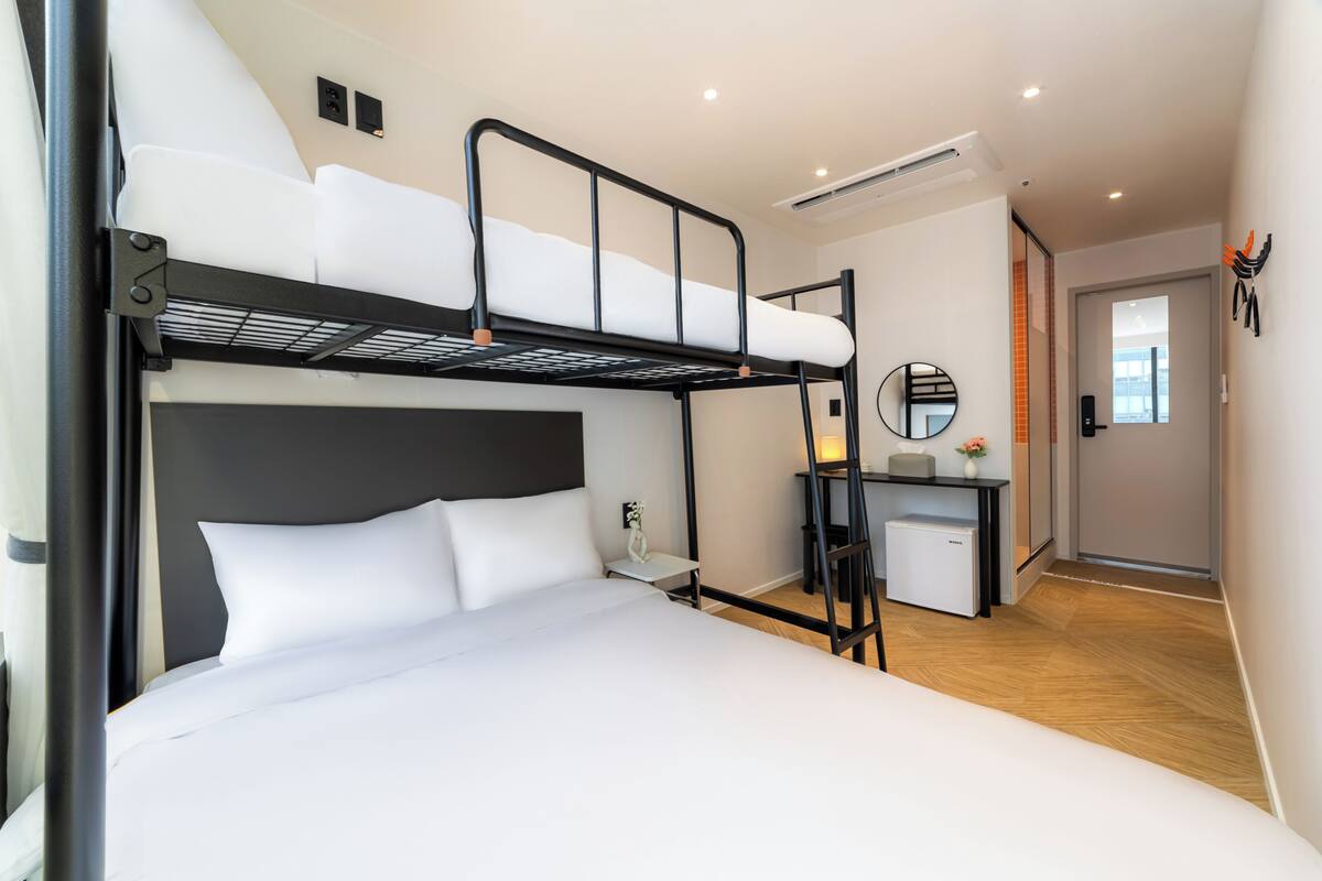 Deluxe Twin Room | Desk, free WiFi