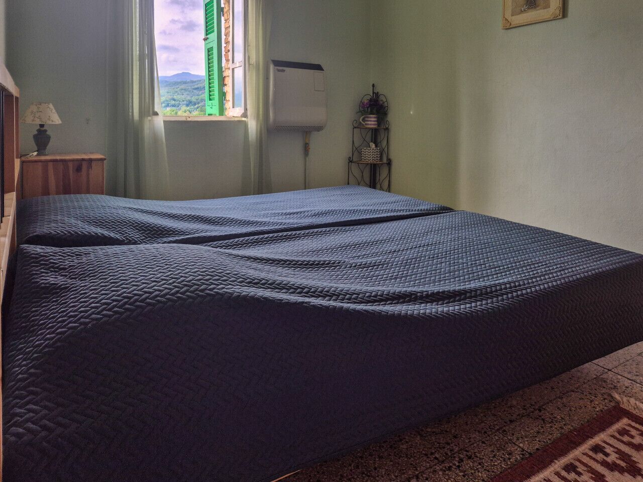 2 bedrooms, desk, bed sheets
