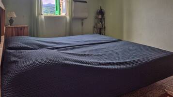 2 bedrooms, desk, bed sheets