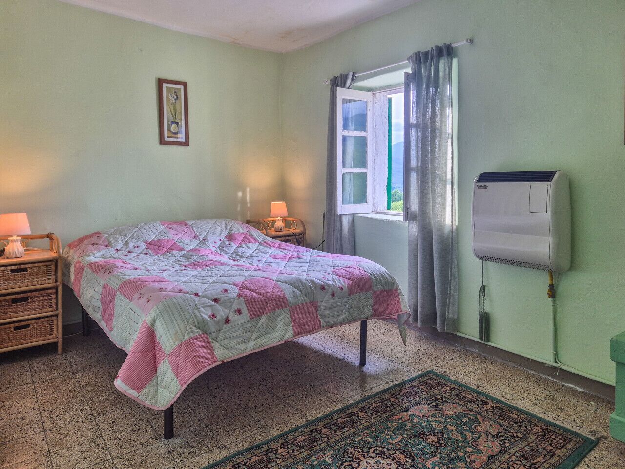 2 bedrooms, desk, bed sheets