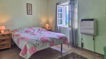2 bedrooms, desk, bed sheets