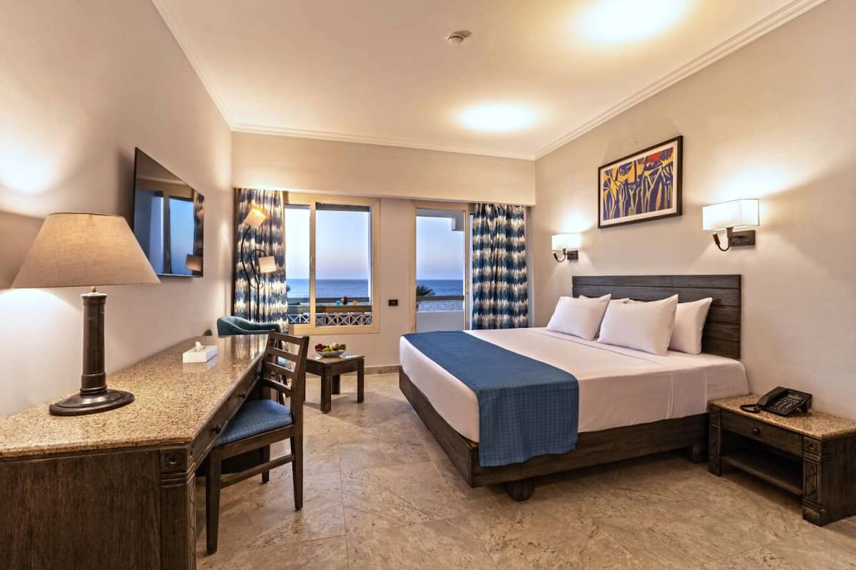 Double or Twin Room with Swimming Pool Access (Sea View) | Artículos del minibar gratis y caja de seguridad en la habitación