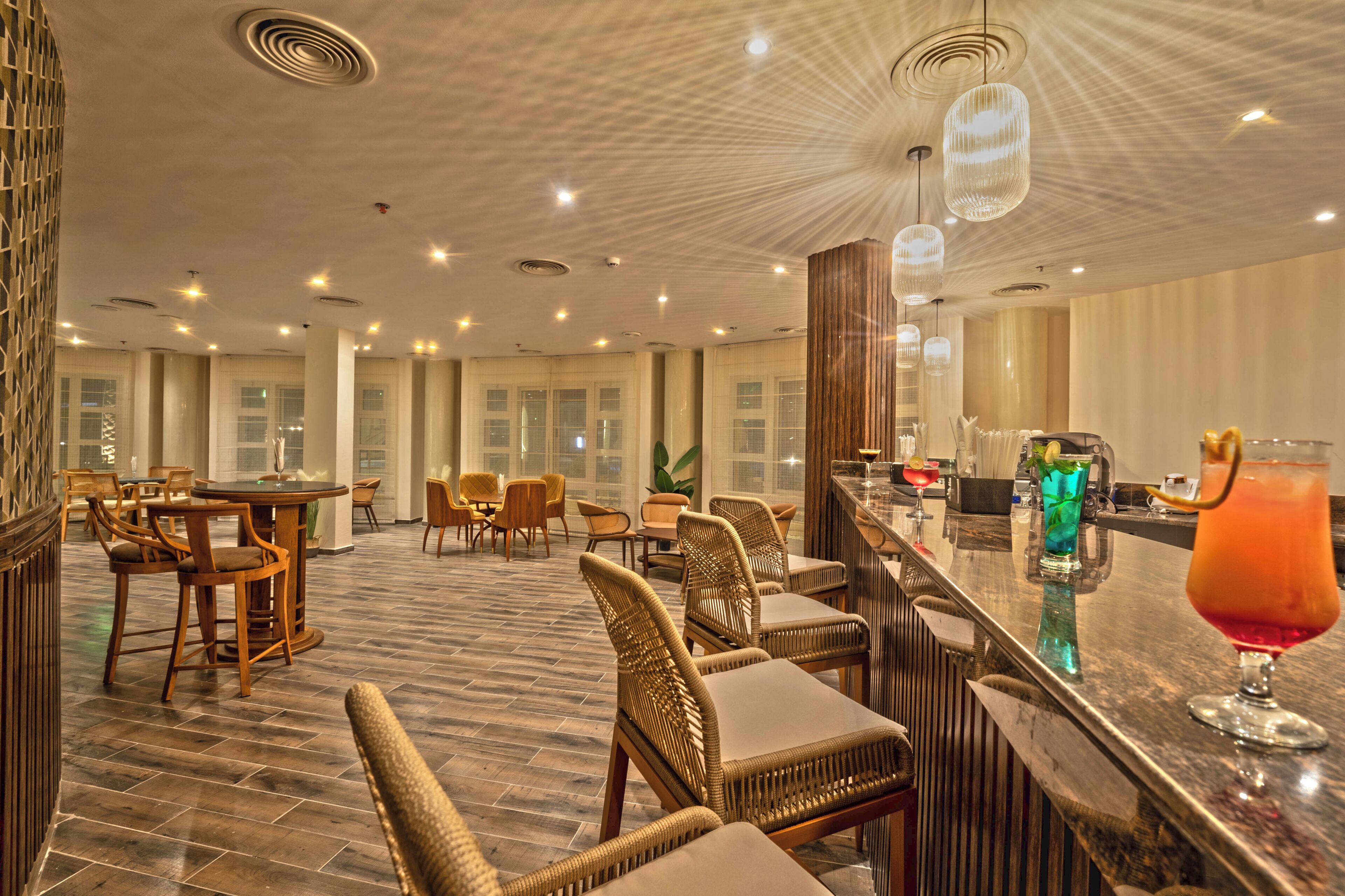 6 bar/lounge, 2 bar pantai