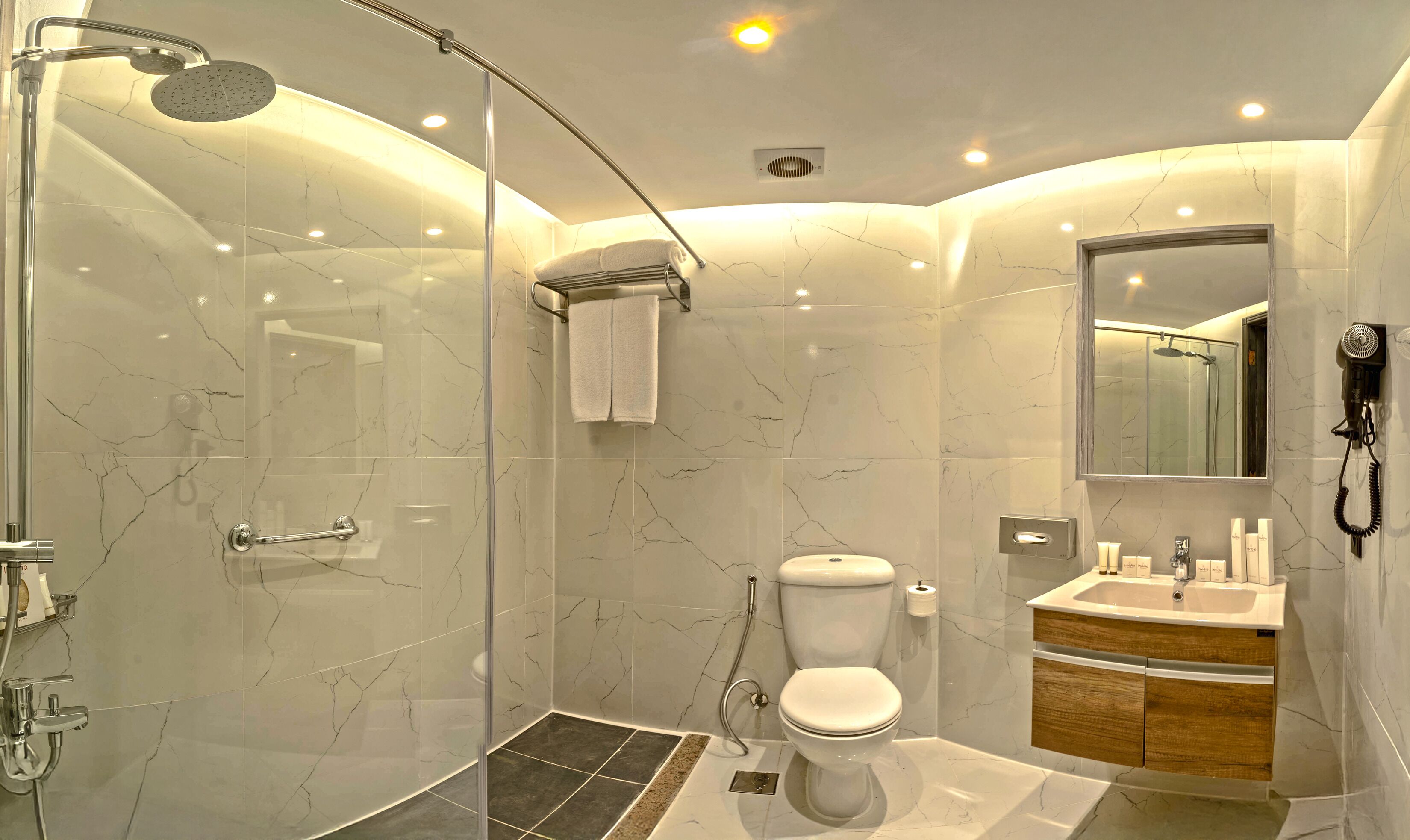 Shower, perlengkapan mandi gratis, pengering rambut, dan sandal