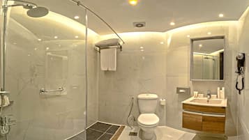 Shower, perlengkapan mandi gratis, pengering rambut, dan sandal