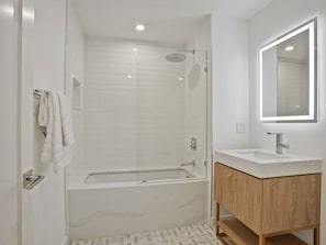 Douche, séchoir à cheveux, serviettes fournies, savon