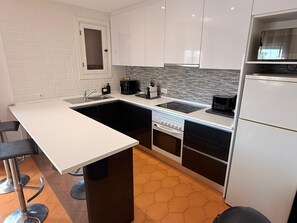 Fridge, microwave, oven, coffee/tea maker - Villamartin Plaza Duplex · Rooftop Sun Terrace · Golf Course 2min Walk (Villamartín)