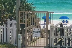 Beach nearby - ☀️Gulf Views | 100 feet to Beach | Community Pool | Beach Pointe 102☀️ (Destin)