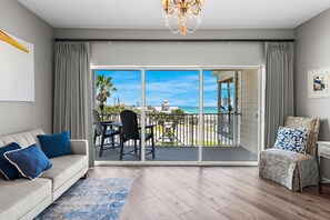 Smart TV, fireplace - ☀️Gulf Views | 100 feet to Beach | Community Pool | Beach Pointe 102☀️ (Destin)