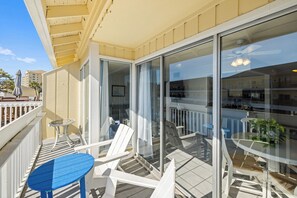 Outdoor dining - 🌴Pet Friendly | 5 Pools + 3 Hot Tubs | Golf Course ⛳ Sandpiper Cove 2044☀️ (Destin)