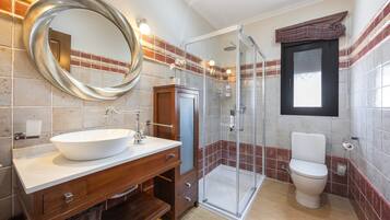 Een douche, een haardroger, handdoeken