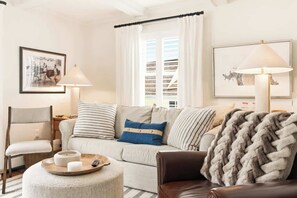 A living room with a sofa, armchairs, a coffee table, and a window with curtains. - Casa sul Mare Near the Coast (Ogunquit)