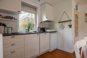 Geladeira, micro-ondas, cooktop, lava-louças