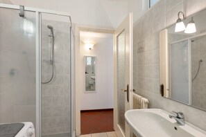 Ducha, secador de pelo y toallas