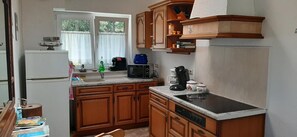Refrigerador, microondas, parrilla de estufa y cafetera y tetera 