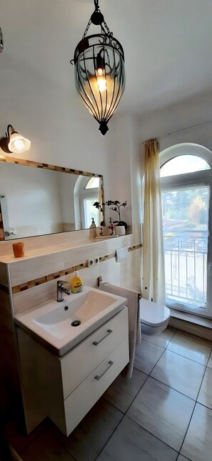 Shower, hair dryer, towels - Apartment “Eden” with Wi-Fi and Air Conditioning (Hoppegarten)